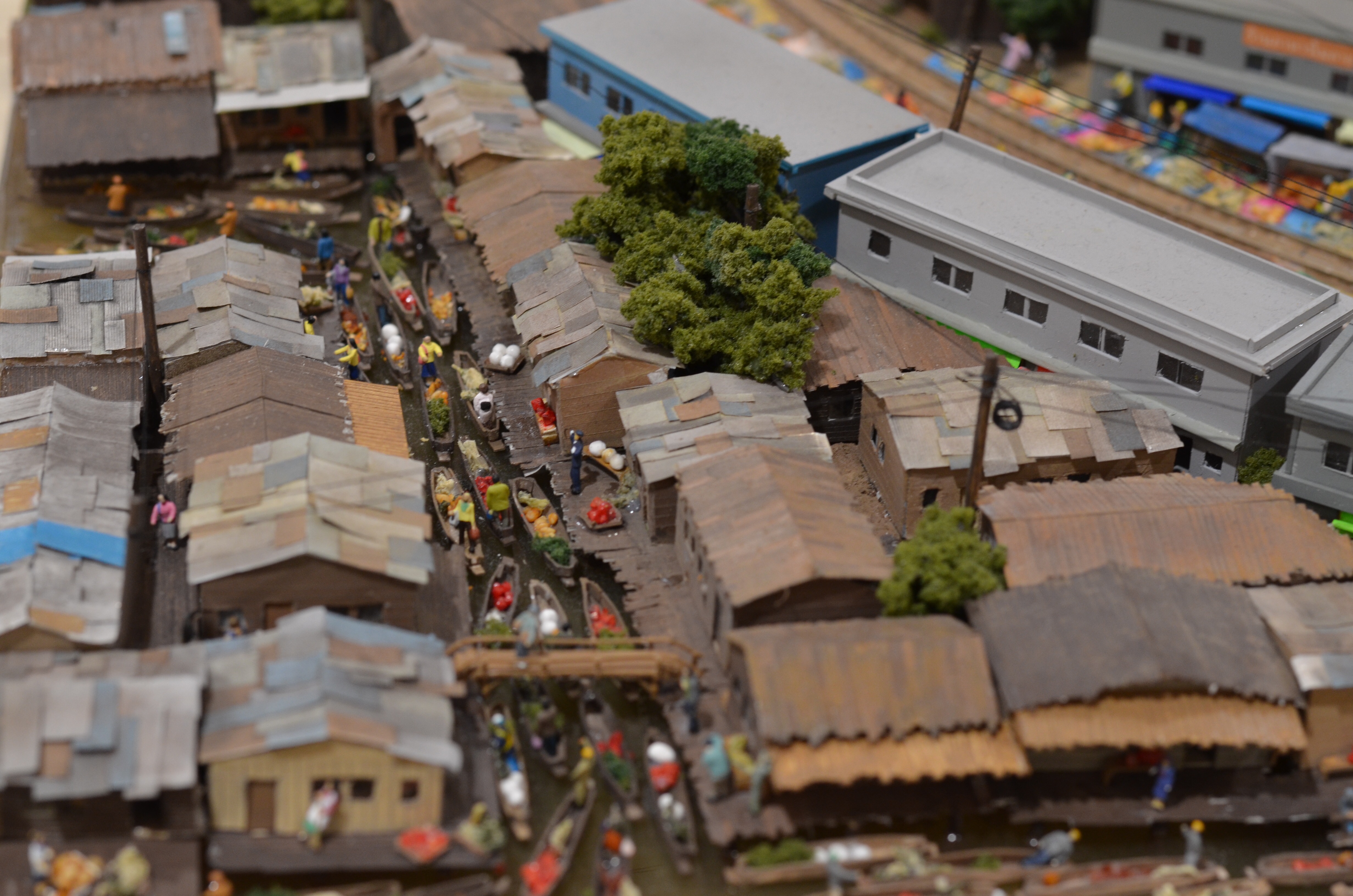 ほかにも全国高等学校鉄道模型コンテスト2015で優秀賞を獲得した灘中学校・高等学校の作品「市場」なども展示されていました。タイのメークロン市場を題材とした緻密なレイアウトです。