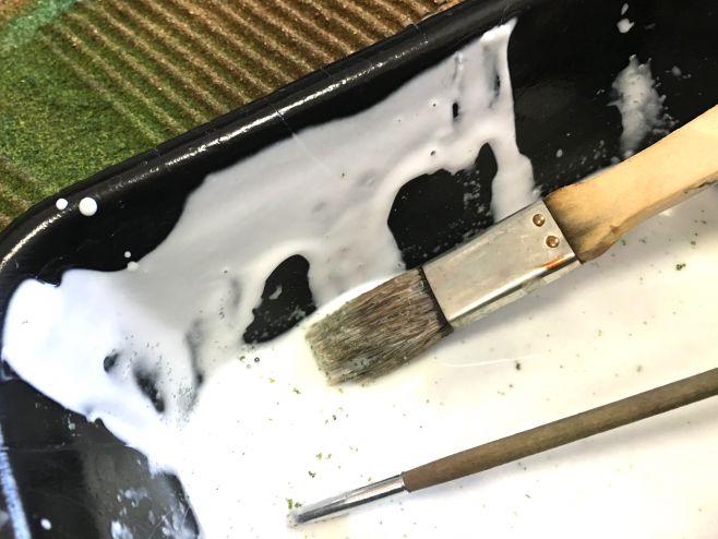 木工用ボンド水溶液は、原液部分も残しておけば、垂れてしまいやすいところにも塗りやすくなって便利ですよ！
